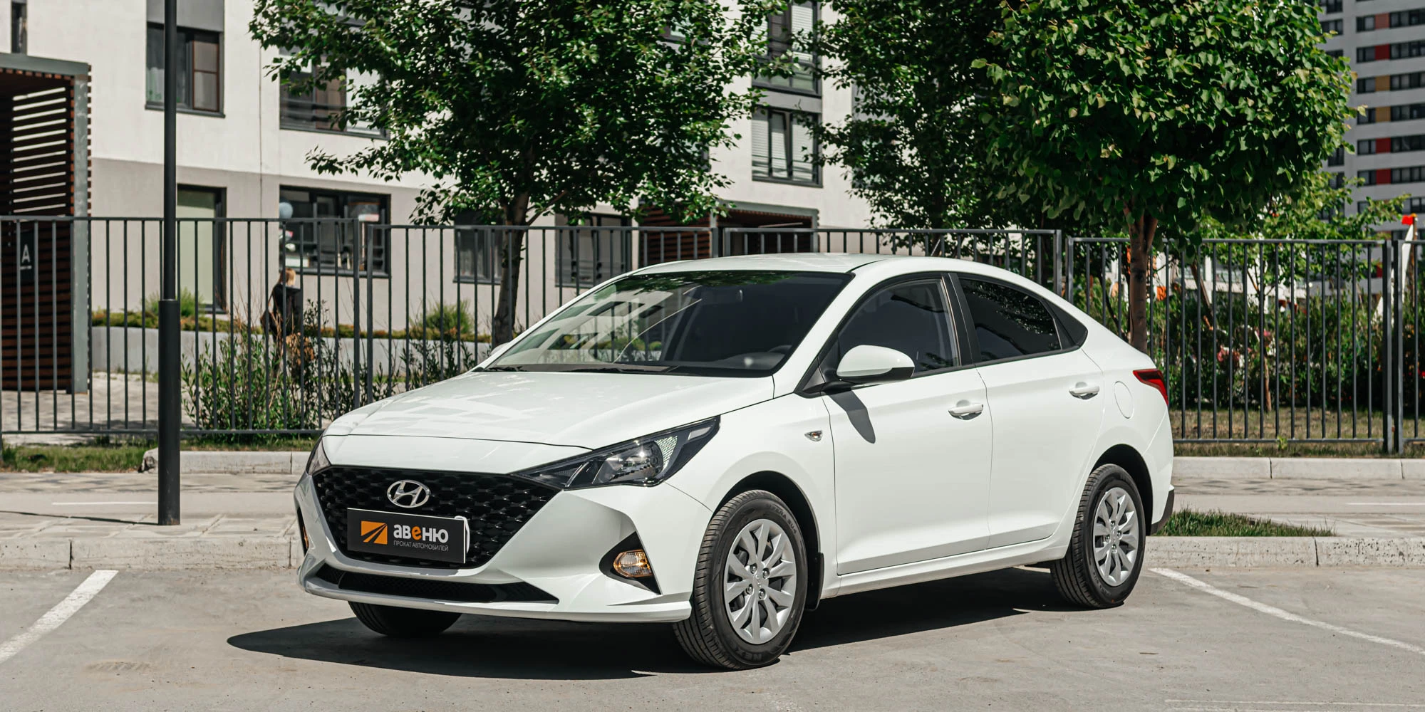 Аренда Хендай (Hyundai) Solaris белый 2021 года в Новосибирске (гос. номер  У154ММ142)| Прокат авто в Авеню - это просто!